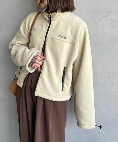 AMERICANA（アメリカーナ）の「[Americana/アメリカーナ] 別注 ワンポイント刺繍ロゴ ショート丈フリースジャケット（その他アウター・レディース・チャコール/ベージュ/ネイビー/レッド・ONE SIZE）」の2枚目の写真