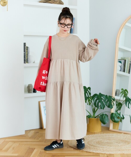 FREAK'S STORE（フリークスストア）の「限定展開　ピグメント 加工 ティアード 切り替え ワンピース（ワンピース・レディース・スミクロ/ベージュ/ネイビー/レッド/グリーン/ナチュラル・SMALL/MEDIUM）」の2枚目の写真