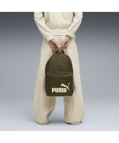 PUMA（プーマ）の「PUMA プーマ ユニセックス プーマ フェーズ バックパック 22L PUMA PHASE Backpack（バックパック/リュック・メンズ・ライトグレー/ライトピンク/ダークオリーブ/スモークピンク/ブルー/ブラック×パープル・フリー）」の4枚目の写真