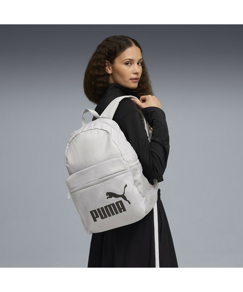 PUMA（プーマ）の「PUMA プーマ ユニセックス プーマ フェーズ バックパック 22L PUMA PHASE Backpack（バックパック/リュック・メンズ・ライトグレー/ライトピンク/ダークオリーブ/スモークピンク/ブルー/ブラック×パープル・フリー）」の3枚目の写真