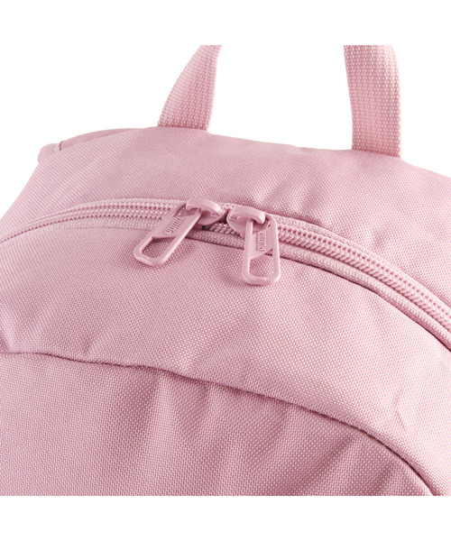 PUMA（プーマ）の「PUMA プーマ ユニセックス プーマ フェーズ バックパック 22L PUMA PHASE Backpack（バックパック/リュック・メンズ・ライトグレー/ライトピンク/ダークオリーブ/スモークピンク/ブルー/ブラック×パープル・フリー）」の16枚目の写真