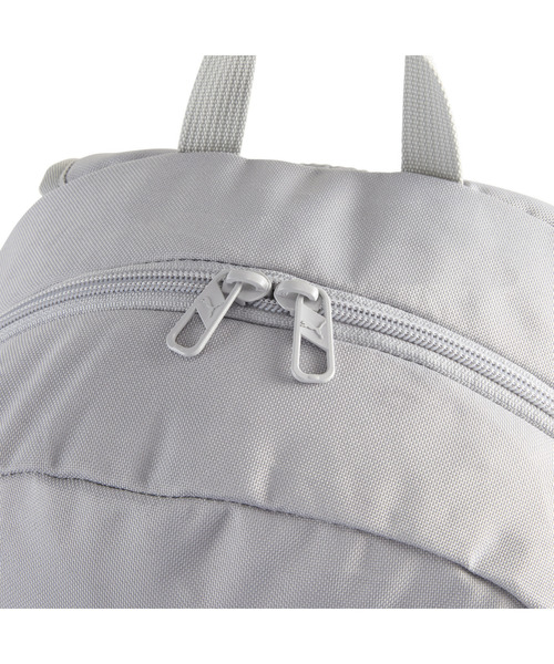 PUMA（プーマ）の「PUMA プーマ ユニセックス プーマ フェーズ バックパック 22L PUMA PHASE Backpack（バックパック/リュック・メンズ・ライトグレー/ライトピンク/ダークオリーブ/スモークピンク/ブルー/ブラック×パープル・フリー）」の22枚目の写真