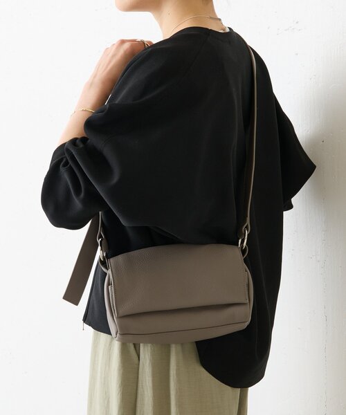 BEARDSLEY（ビアズリー）の「《本革》ミニレザーボディバッグ（ショルダーバッグ・レディース・シルバー/グレー系その他/ブラック・FREE）」の11枚目の写真