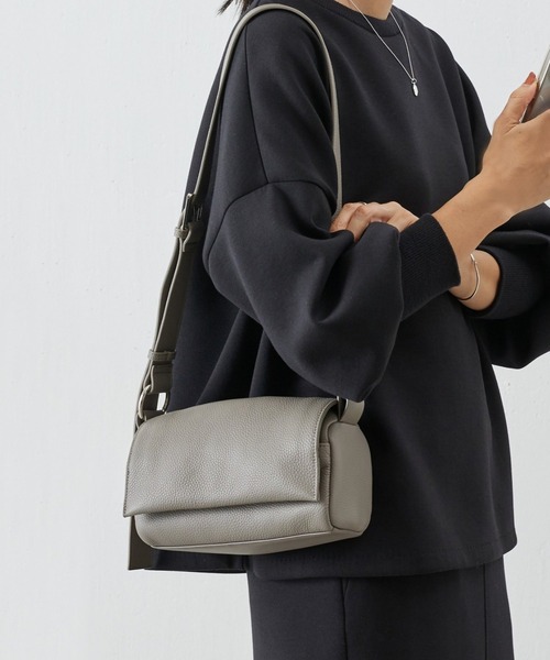 ビアズリー レザーボディバッグ ビアズリー BEARDSLEY レザーボディバッグ （black