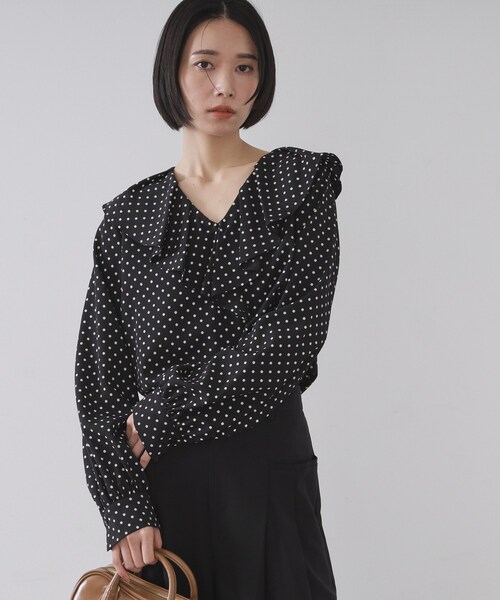 OPAQUE.CLIP（オペークドットクリップ）の「ドットプリントラッフルブラウス【洗濯機OK】（シャツ/ブラウス・レディース・ホワイト系3/ブラック系・38/40/36）」の2枚目の写真