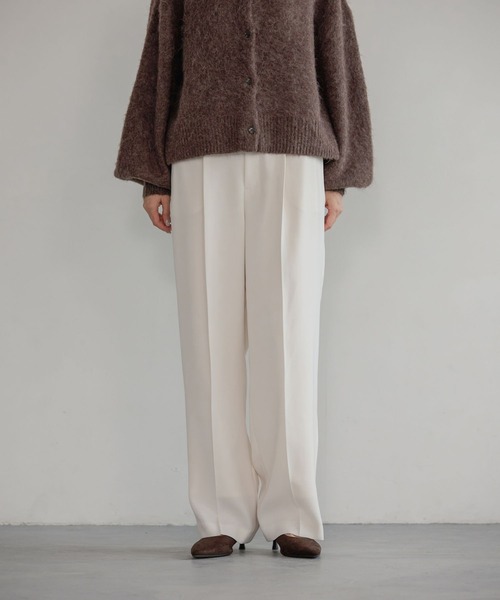 A part by（アパートバイ）の「サテンタックストレートパンツ（スラックス・レディース・ブラック/アイボリー/ブルー系その他3・SMALL/MEDIUM）」の2枚目の写真