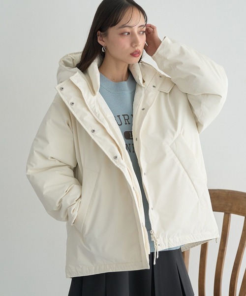 earth music&ecology（アースミュージックアンドエコロジー）の「【防風/2025AW】フーデットパファーコート（ダウンジャケット/コート・レディース・アイボリー/ブラック/ベージュ・L/M）」の2枚目の写真