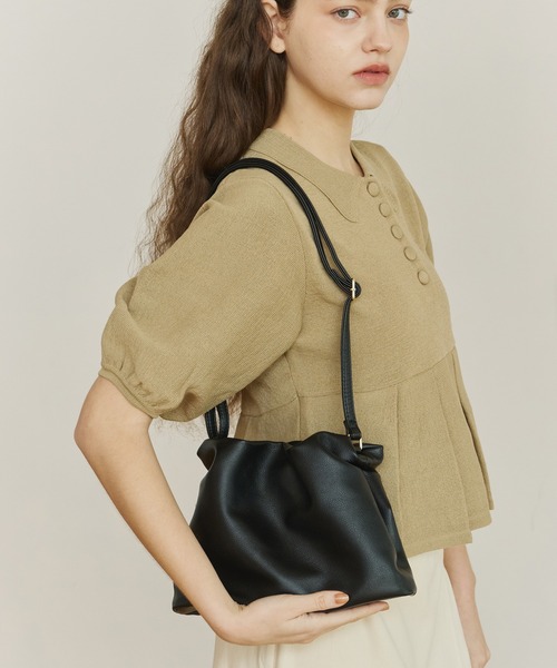 OLUN(オルン)の「nuance gather shoulder bag/ニュアンスギャザーショルダーバッグ(ショルダーバッグ・レディース・ブラウン/ブラック/ベージュ・FREE)」の1枚目の写真