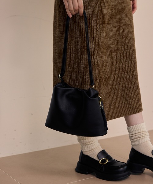 OLUN ニュアンスギャザーショルダーバッグ　ブラック nuance gather shoulder bag/ニュアンスギャザーショルダーバッグ