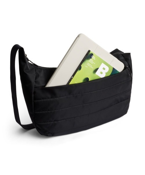 entre square(アントレスクエアー)の「Bellroy(ベルロイ)/Laneway Crescent Bag 12L Ink(ショルダーバッグ・レディース・ブラック・ONE SIZE)」の8枚目の写真