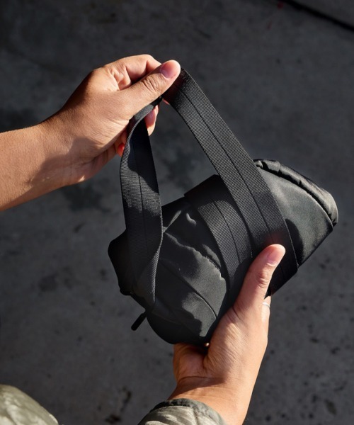 entre square(アントレスクエアー)の「Bellroy(ベルロイ)/Laneway Crescent Bag 12L Ink(ショルダーバッグ・レディース・ブラック・ONE SIZE)」の11枚目の写真