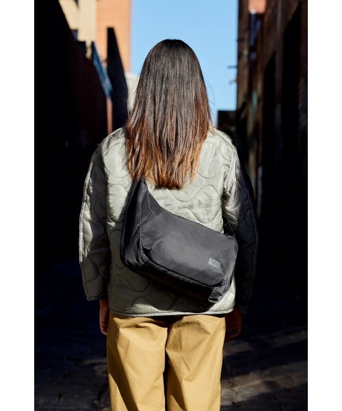 entre square(アントレスクエアー)の「Bellroy(ベルロイ)/Laneway Crescent Bag 12L Ink(ショルダーバッグ・レディース・ブラック・ONE SIZE)」の12枚目の写真