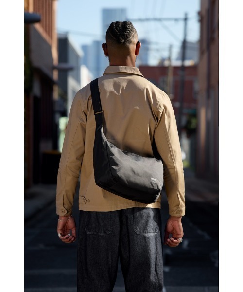 entre square(アントレスクエアー)の「Bellroy(ベルロイ)/Laneway Crescent Bag 12L Ink(ショルダーバッグ・レディース・ブラック・ONE SIZE)」の13枚目の写真