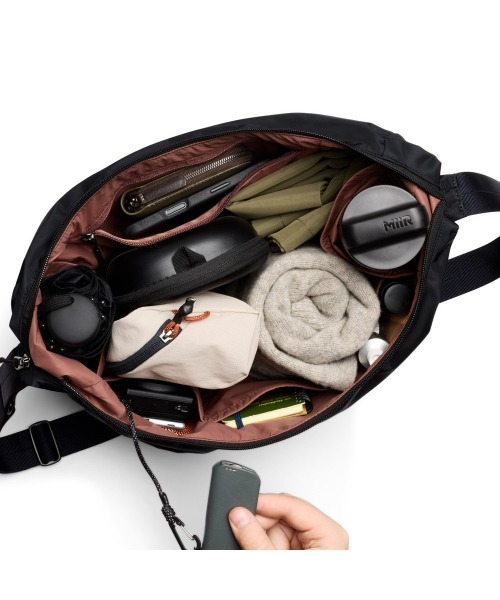 entre square(アントレスクエアー)の「Bellroy(ベルロイ)/Laneway Crescent Bag 12L Ink(ショルダーバッグ・レディース・ブラック・ONE SIZE)」の4枚目の写真