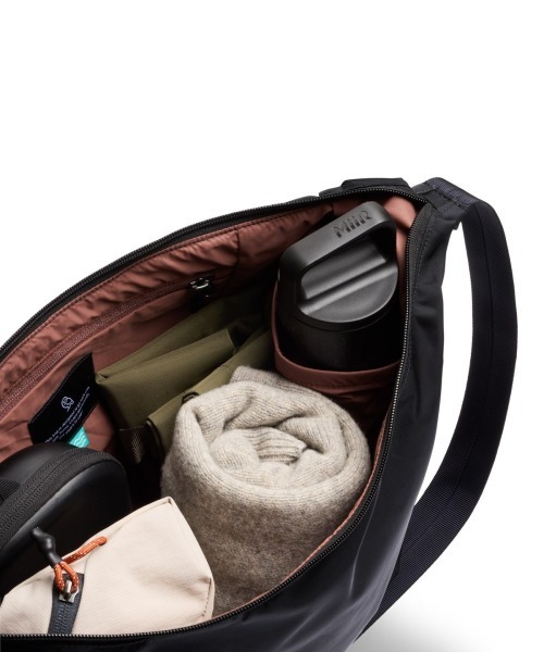 entre square(アントレスクエアー)の「Bellroy(ベルロイ)/Laneway Crescent Bag 12L Ink(ショルダーバッグ・レディース・ブラック・ONE SIZE)」の5枚目の写真