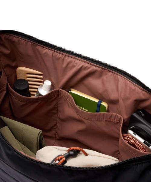 entre square(アントレスクエアー)の「Bellroy(ベルロイ)/Laneway Crescent Bag 12L Ink(ショルダーバッグ・レディース・ブラック・ONE SIZE)」の6枚目の写真