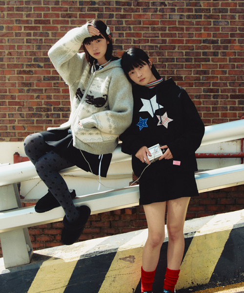 RONRON（ロンロン）の「STAR PATCH MIXED APPLIQUE HOODIE BLACK（パーカー・レディース・その他・FREE）」の2枚目の写真