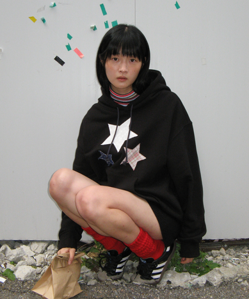 RONRON（ロンロン）の「STAR PATCH MIXED APPLIQUE HOODIE BLACK（パーカー・レディース・その他・FREE）」の3枚目の写真