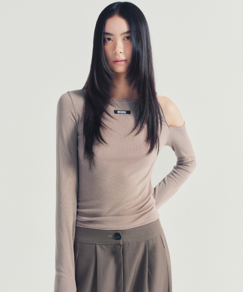 NICK&NICOLE(ニックアンドニコール)の「TWIST CUT OUT RIBBED SLEEVE TOP_BROWN(Tシャツ/カットソー・レディース・その他・FREE)」の2枚目の写真