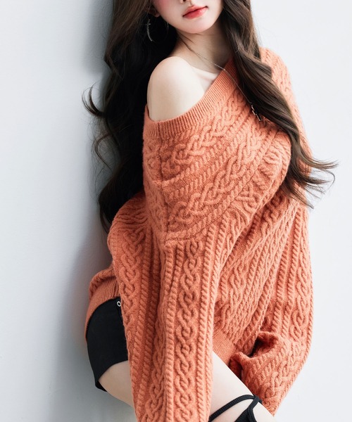 VEILA(ヴェイラ)の「ふんわりオフショルダーニットトップス(ニット/セーター・レディース・オレンジ/ブラック・フリー)」の3枚目の写真