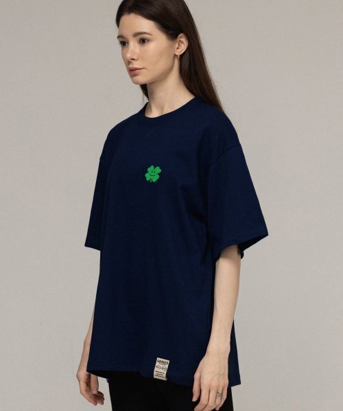 GRAVER（グレーバー）の「[ユニセックス]スモールクローバーフラワースマイル半袖Tシャツ_ネイビー（Tシャツ/カットソー・レディース・ネイビー・SMALL/LARGE/X-LARGE/MEDIUM）」の2枚目の写真