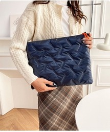 I.O.E（アイオイ）の「【韓国トレンド】キルティングパッドクラッチ（クラッチバッグ）」