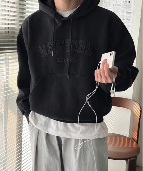 NOWLE(ノウル)の「【NOWLE】立体アーチロゴ プルオーバー パーカー NEW YORK(パーカー・メンズ・スモークピンク/グレイッシュブルー/ブラック・X-LARGE/LARGE/MEDIUM)」の2枚目の写真