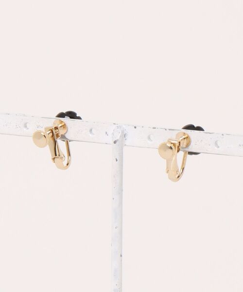 CERCA(チェルカ)の「september/オニキスflour earring(イヤリング・レディース・ブラック・FREE)」の2枚目の写真