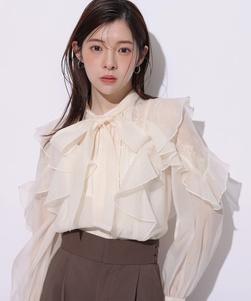Rirandture(リランドチュール)の「レースラッフルエアリーブラウス(シャツ/ブラウス・レディース・オフホワイト・2)」の1枚目の写真
