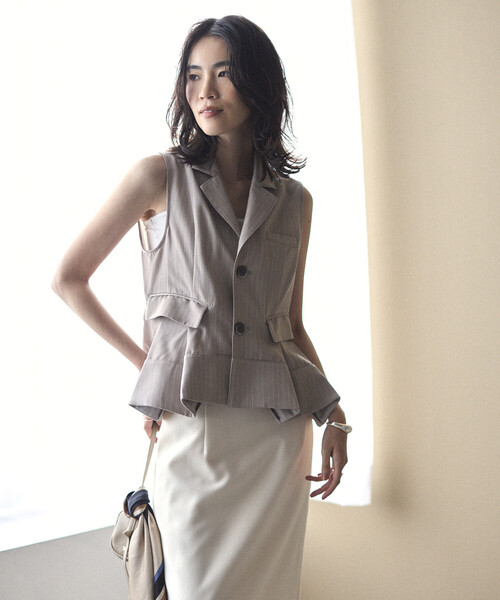 Firsthand(ファーストハンド)の「Firsthand/ファーストハンド ピンストライプ フレア ヘム ショートジレ(ベスト・レディース・ベージュ/グレー・FREE)」の7枚目の写真