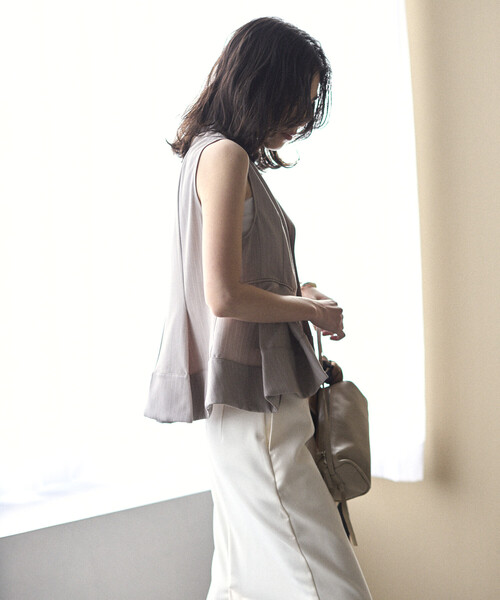 Firsthand(ファーストハンド)の「Firsthand/ファーストハンド ピンストライプ フレア ヘム ショートジレ(ベスト・レディース・ベージュ/グレー・FREE)」の9枚目の写真