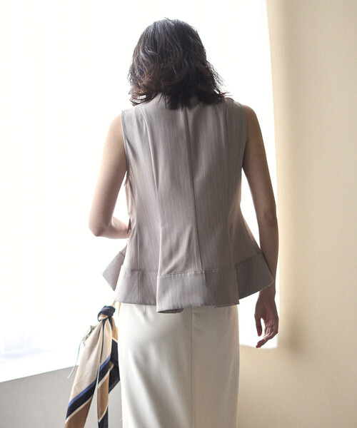 Firsthand(ファーストハンド)の「Firsthand/ファーストハンド ピンストライプ フレア ヘム ショートジレ(ベスト・レディース・ベージュ/グレー・FREE)」の10枚目の写真