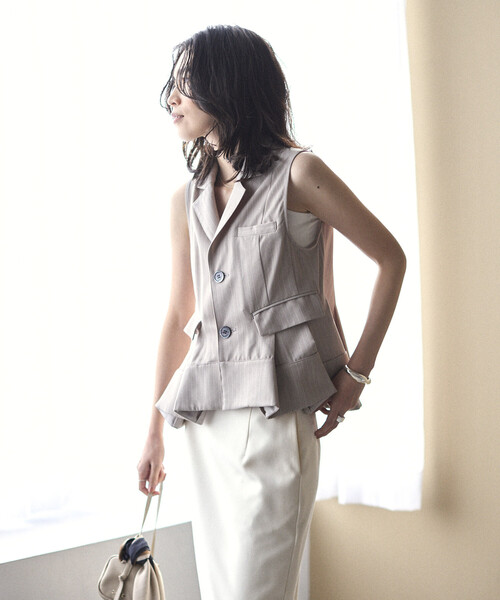 Firsthand(ファーストハンド)の「Firsthand/ファーストハンド ピンストライプ フレア ヘム ショートジレ(ベスト・レディース・ベージュ/グレー・FREE)」の11枚目の写真