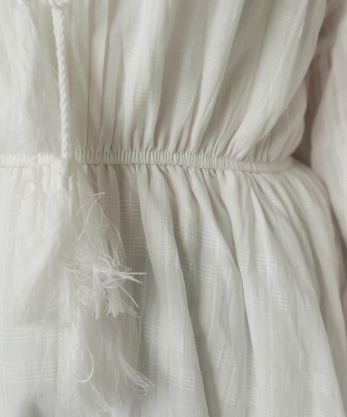 SPINNS（スピンズ）の「一枚で雰囲気完成☆ナチュラル×ウエスタンなベルト付きブラウスワンピ（ワンピース・レディース・オフホワイト・ONESIZE）」の18枚目の写真