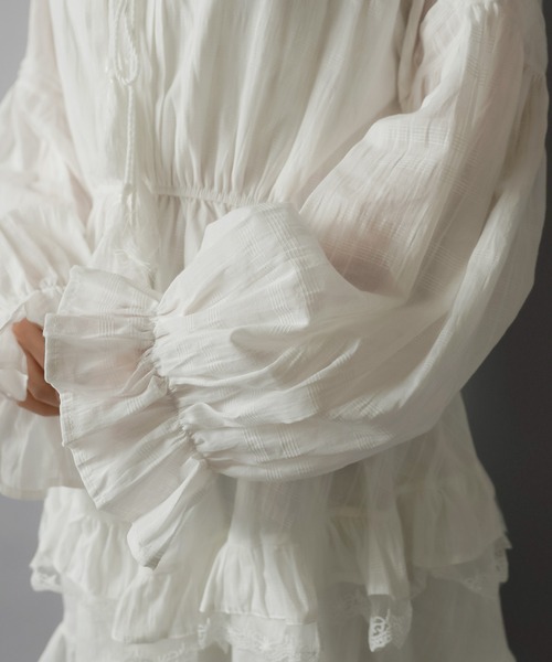 SPINNS（スピンズ）の「一枚で雰囲気完成☆ナチュラル×ウエスタンなベルト付きブラウスワンピ（ワンピース・レディース・オフホワイト・ONESIZE）」の17枚目の写真