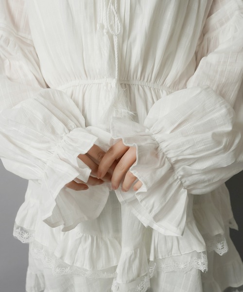 SPINNS（スピンズ）の「一枚で雰囲気完成☆ナチュラル×ウエスタンなベルト付きブラウスワンピ（ワンピース・レディース・オフホワイト・ONESIZE）」の13枚目の写真