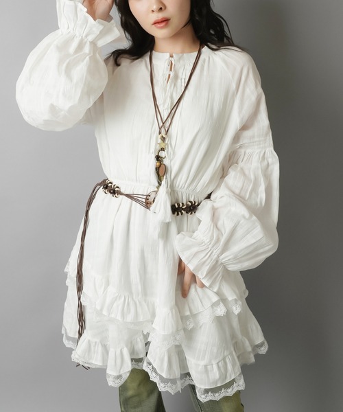 SPINNS（スピンズ）の「一枚で雰囲気完成☆ナチュラル×ウエスタンなベルト付きブラウスワンピ（ワンピース・レディース・オフホワイト・ONESIZE）」の4枚目の写真