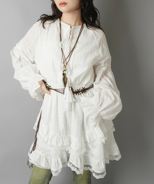 SPINNS（スピンズ）の「一枚で雰囲気完成☆ナチュラル×ウエスタンなベルト付きブラウスワンピ（ワンピース・レディース・オフホワイト・ONESIZE）」の2枚目の写真