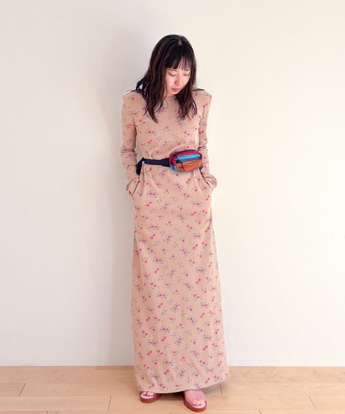 HOLIDAY(ホリデイ)の「SUPER RIB PADDED SHOULDER L/S DRESS (FLOWER) スーパーリブパディッドショルダーロングスリーブドレス (フラワー)(ワンピース・レディース・ベージュ・ONE SIZE)」の2枚目の写真
