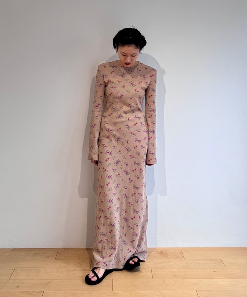 HOLIDAY(ホリデイ)の「SUPER RIB PADDED SHOULDER L/S DRESS (FLOWER) スーパーリブパディッドショルダーロングスリーブドレス (フラワー)(ワンピース・レディース・ベージュ・ONE SIZE)」の3枚目の写真