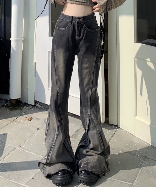 FUNdaysion(ファンデイション)の「切替デザインフレアデニムパンツ(デニムパンツ・レディース・ダークグレー・S/M/L)」の5枚目の写真