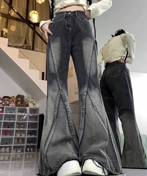FUNdaysion(ファンデイション)の「切替デザインフレアデニムパンツ(デニムパンツ・レディース・ダークグレー・S/M/L)」の6枚目の写真