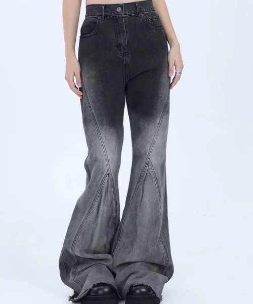 FUNdaysion(ファンデイション)の「切替デザインフレアデニムパンツ(デニムパンツ・レディース・ダークグレー・S/M/L)」の11枚目の写真