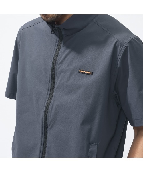 TIGORA by BEAMS DESIGN（ティゴラバイビームスデザイン）の「ティゴラ ビームス TIGORA by BEAMS DESIGN トレーニングショートスリーブジャケット（ジャージ・メンズ・ブラック/チャコールグレー・M/L/LL/3L）」の6枚目の写真