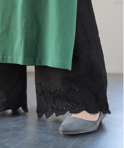 HUG.U(ハグユー)の「綿100% 上品刺繍 セミフレアペチパンツ(その他パンツ・レディース・ダークグリーン/ホワイト/ブラック・FREE)」の2枚目の写真