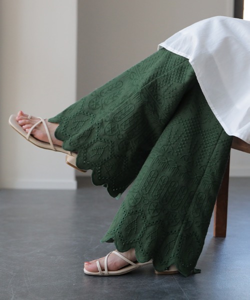 HUG.U(ハグユー)の「綿100% 上品刺繍 セミフレアペチパンツ(その他パンツ・レディース・ダークグリーン/ホワイト/ブラック・FREE)」の3枚目の写真