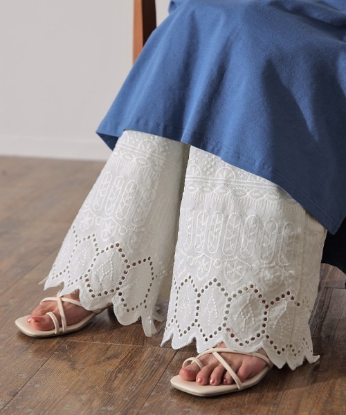 HUG.U(ハグユー)の「綿100% 上品刺繍 セミフレアペチパンツ(その他パンツ・レディース・ダークグリーン/ホワイト/ブラック・FREE)」の4枚目の写真