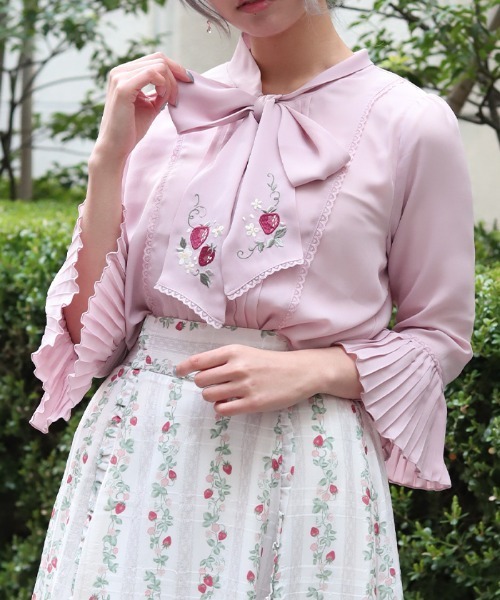 axes femme(アクシーズファム)の「苺刺繍ボウタイブラウス(シャツ/ブラウス・レディース・ホワイト/ピンク/ネイビー・FREE)」の3枚目の写真