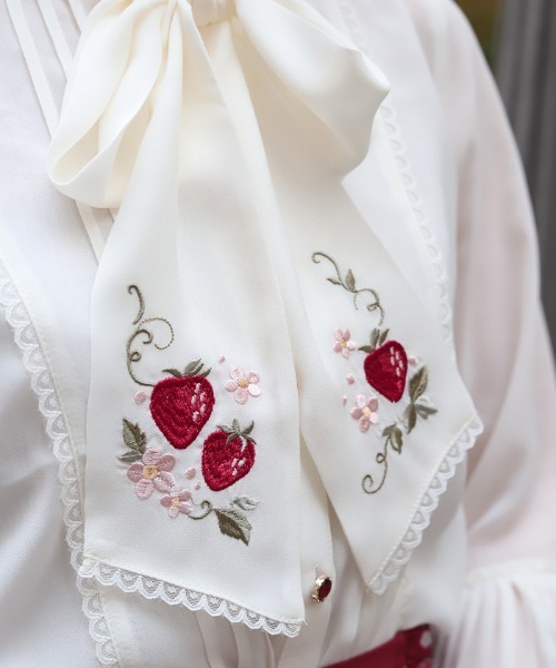 axes femme(アクシーズファム)の「苺刺繍ボウタイブラウス(シャツ/ブラウス・レディース・ホワイト/ピンク/ネイビー・FREE)」の8枚目の写真