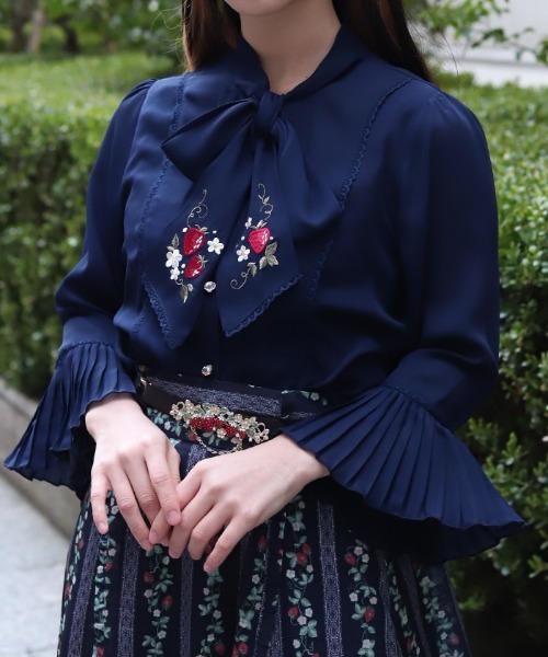 axes femme(アクシーズファム)の「苺刺繍ボウタイブラウス(シャツ/ブラウス・レディース・ホワイト/ピンク/ネイビー・FREE)」の13枚目の写真